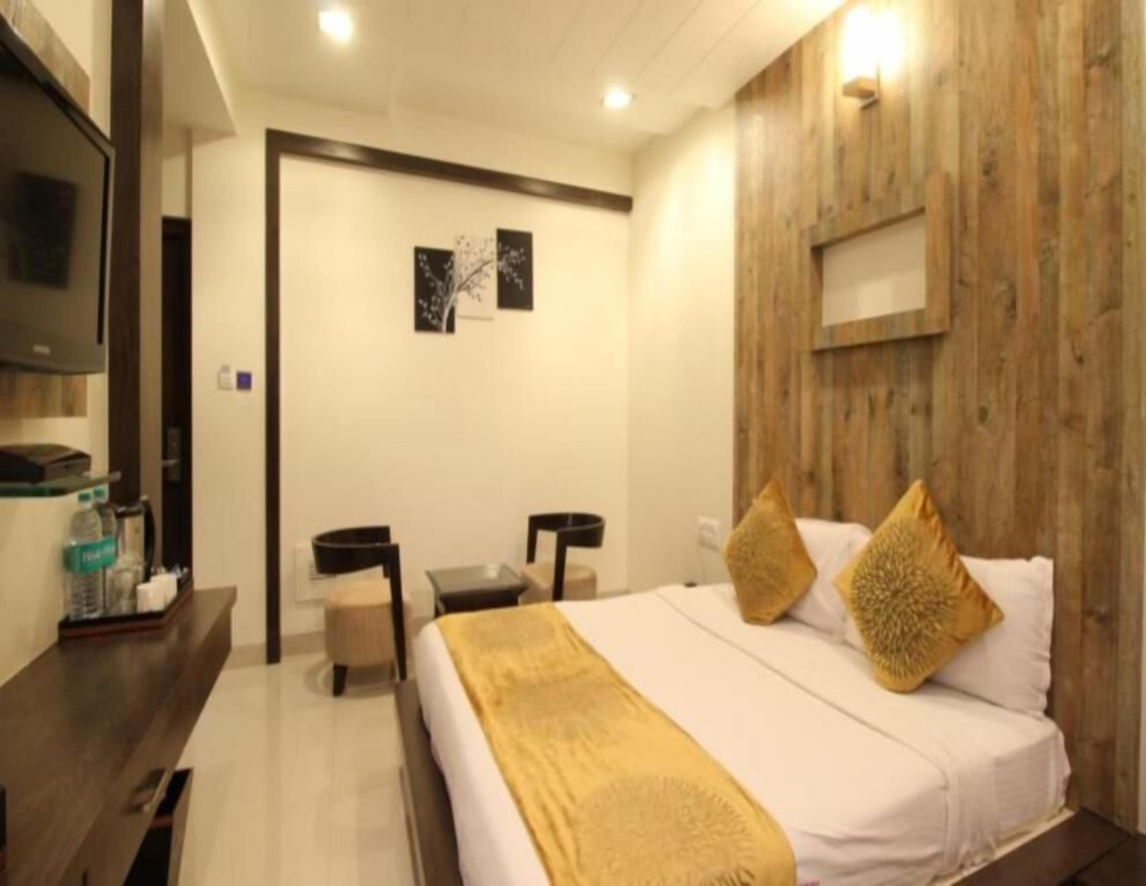 In-room safe, individually furnished, desk, laptop workspace