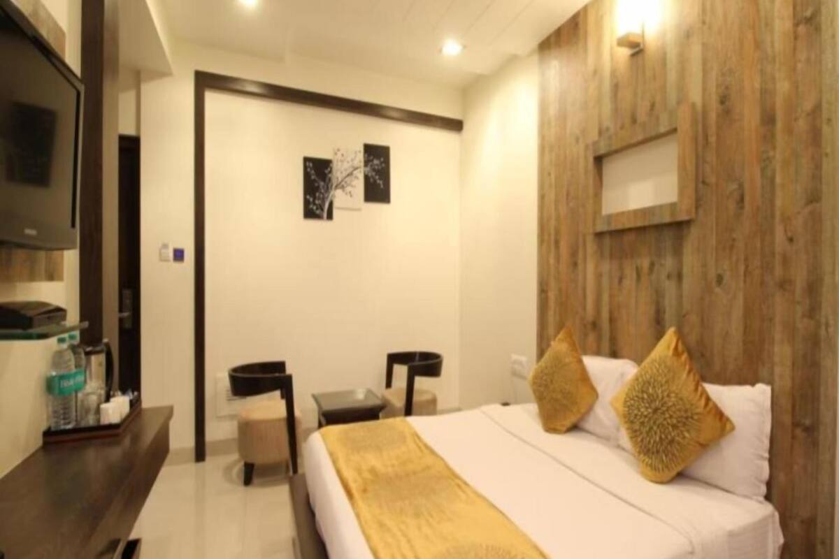 In-room safe, individually furnished, desk, laptop workspace