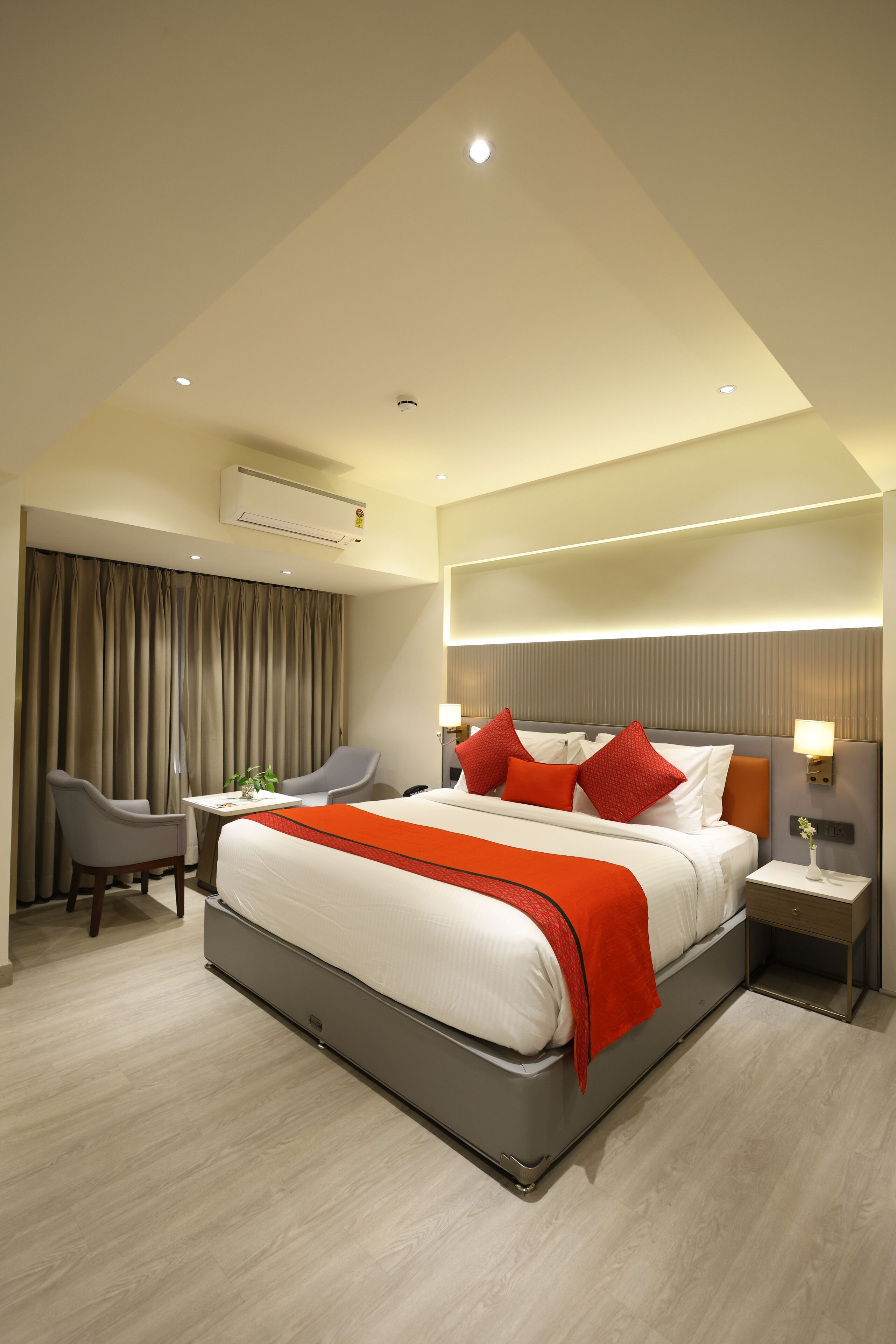 In-room safe, individually furnished, desk, laptop workspace