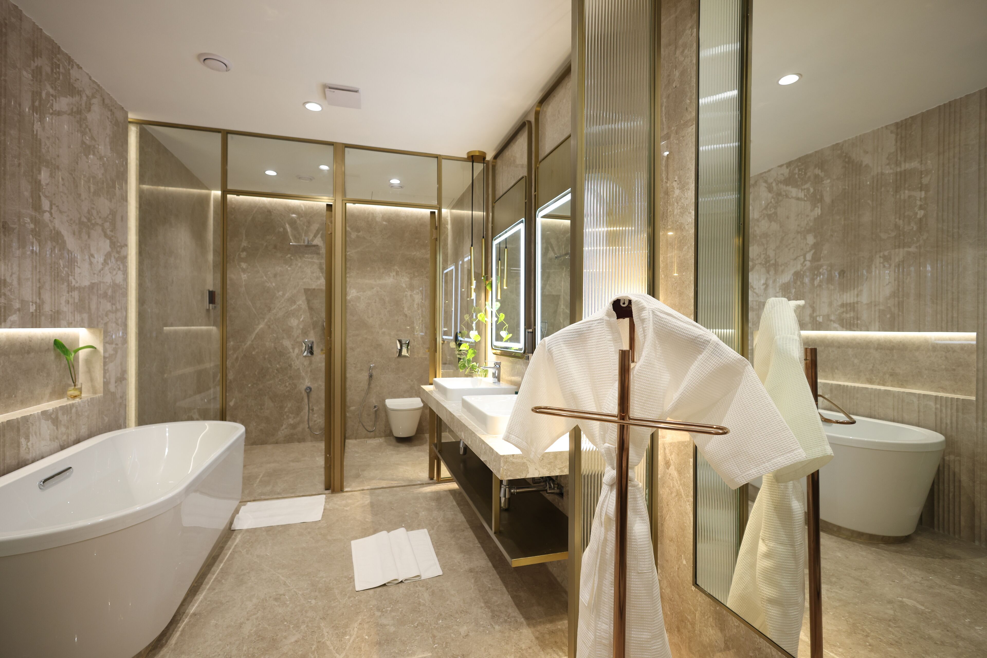 Ein modernes Badezimmer mit einer freistehenden Badewanne, einem Waschtisch mit Spiegel und einer Duschkabine.