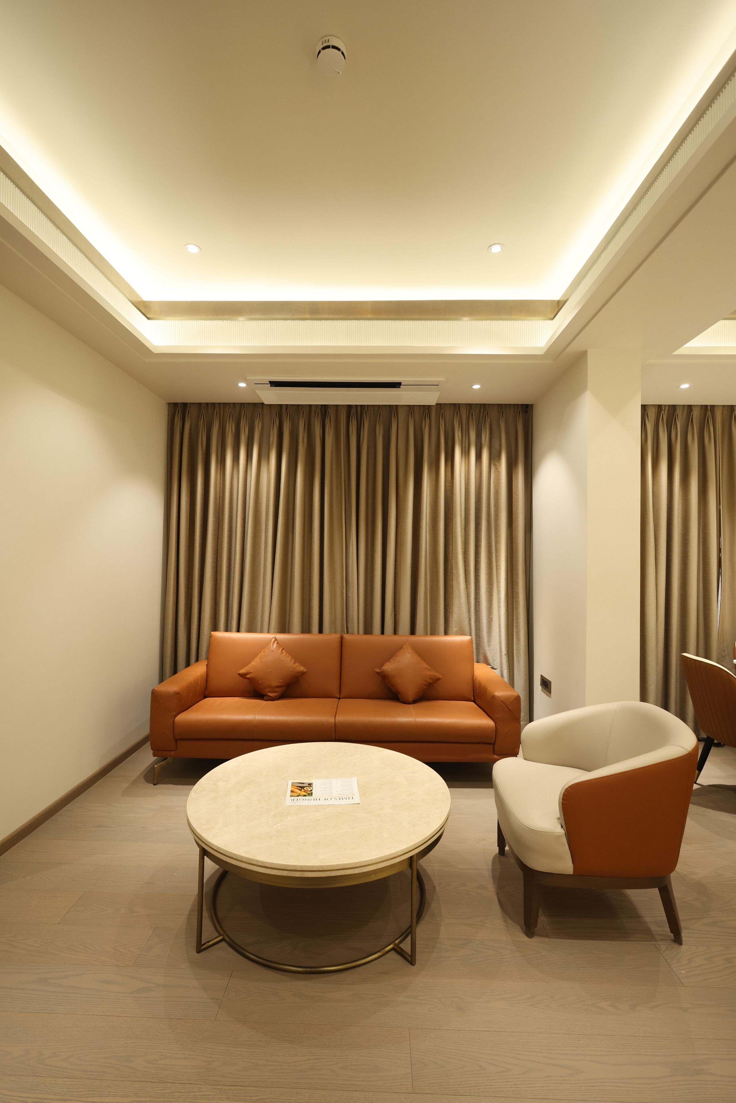 Una sala moderna con sofá, sillón y mesa de centro.