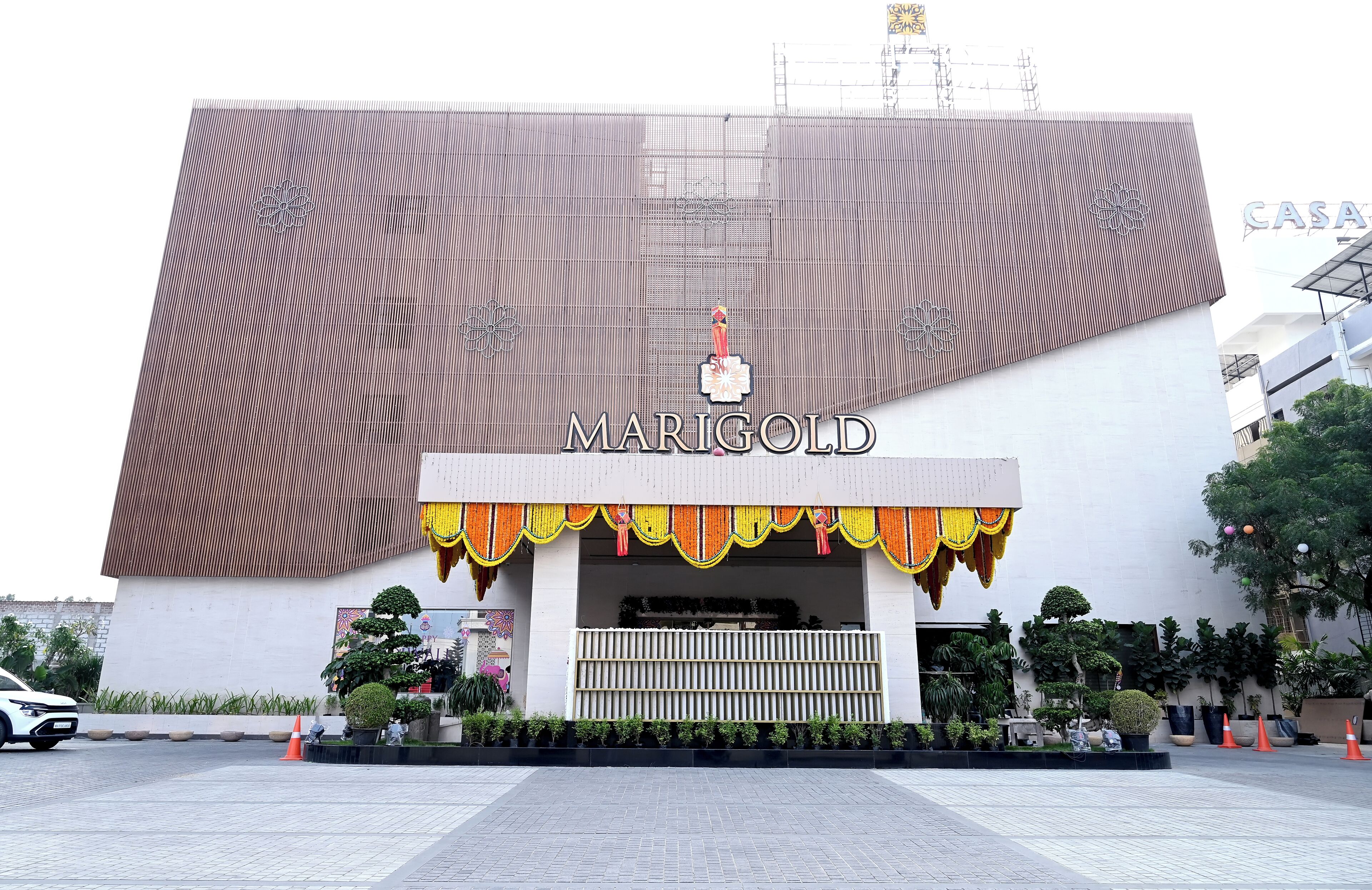 Un bâtiment doté d’une grande enseigne sur laquelle on peut lire « MARIGOLD » et présentant un design architectural moderne.