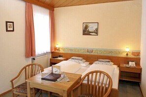 Habitación doble estándar, vista a la montaña | Ropa de cama de alta calidad y caja de seguridad en la habitación 