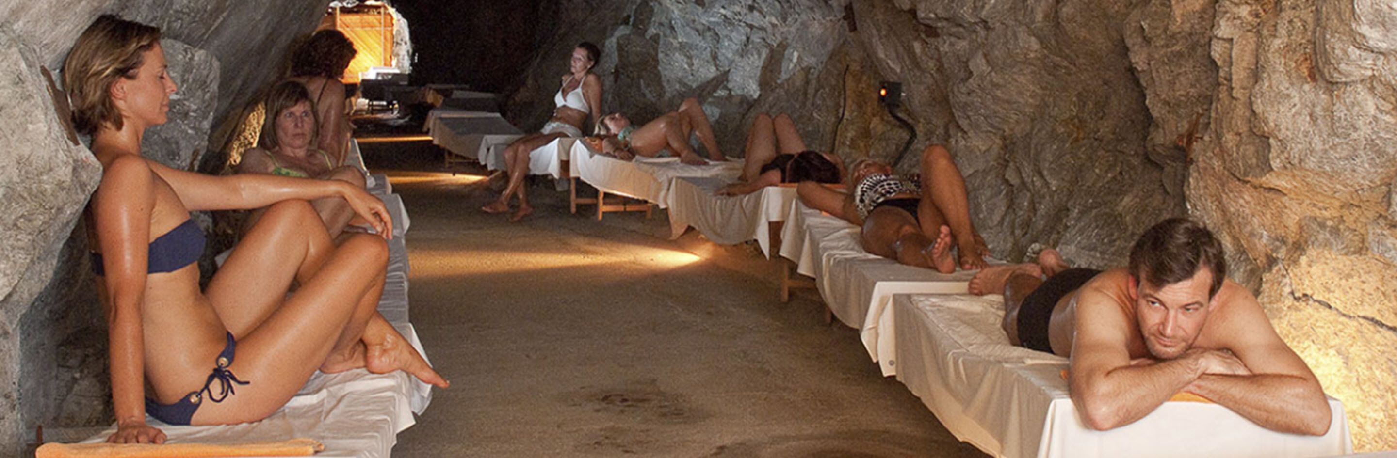 Un sauna, baño turco, tratamientos corporales, aromaterapia