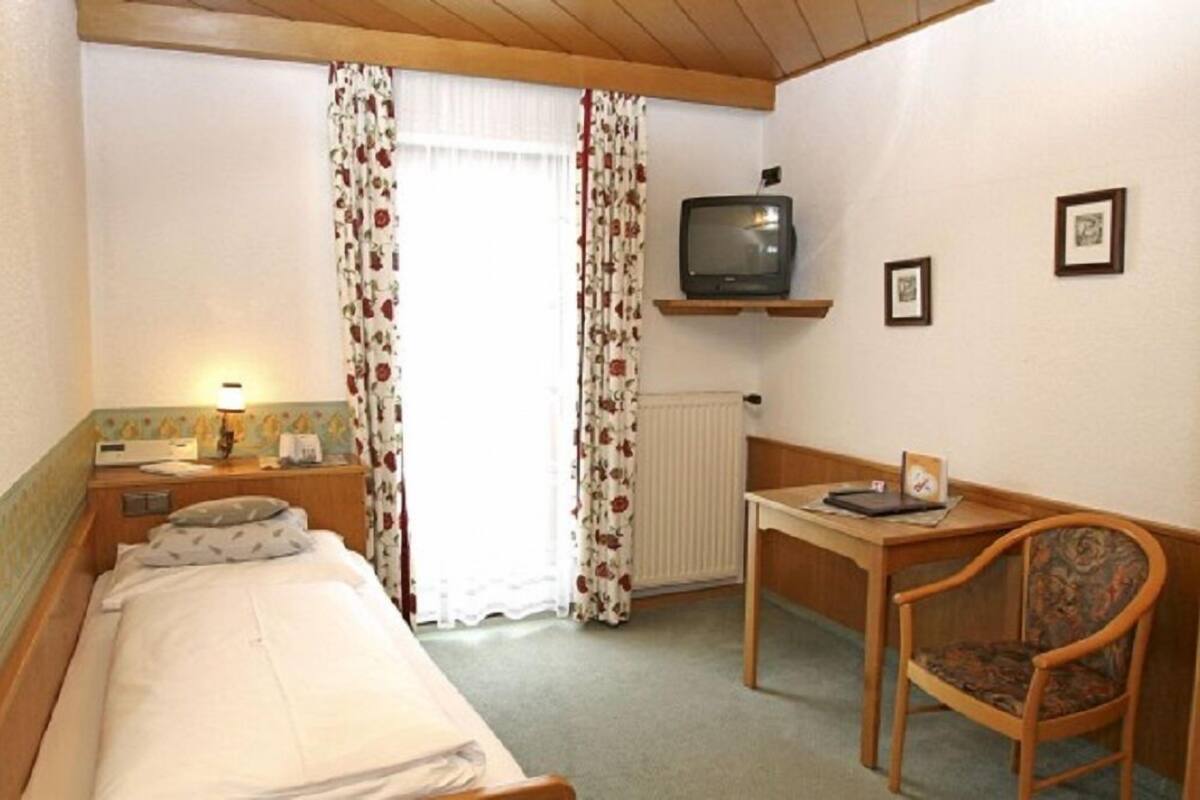 standard single room, balcony, mountain view | premium bedding, in-room safe, individually furnished, desk