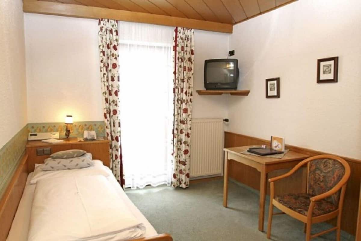 Standard Single Room, Balcony, Mountain View | Premium bedding, in-room safe, individually furnished, desk