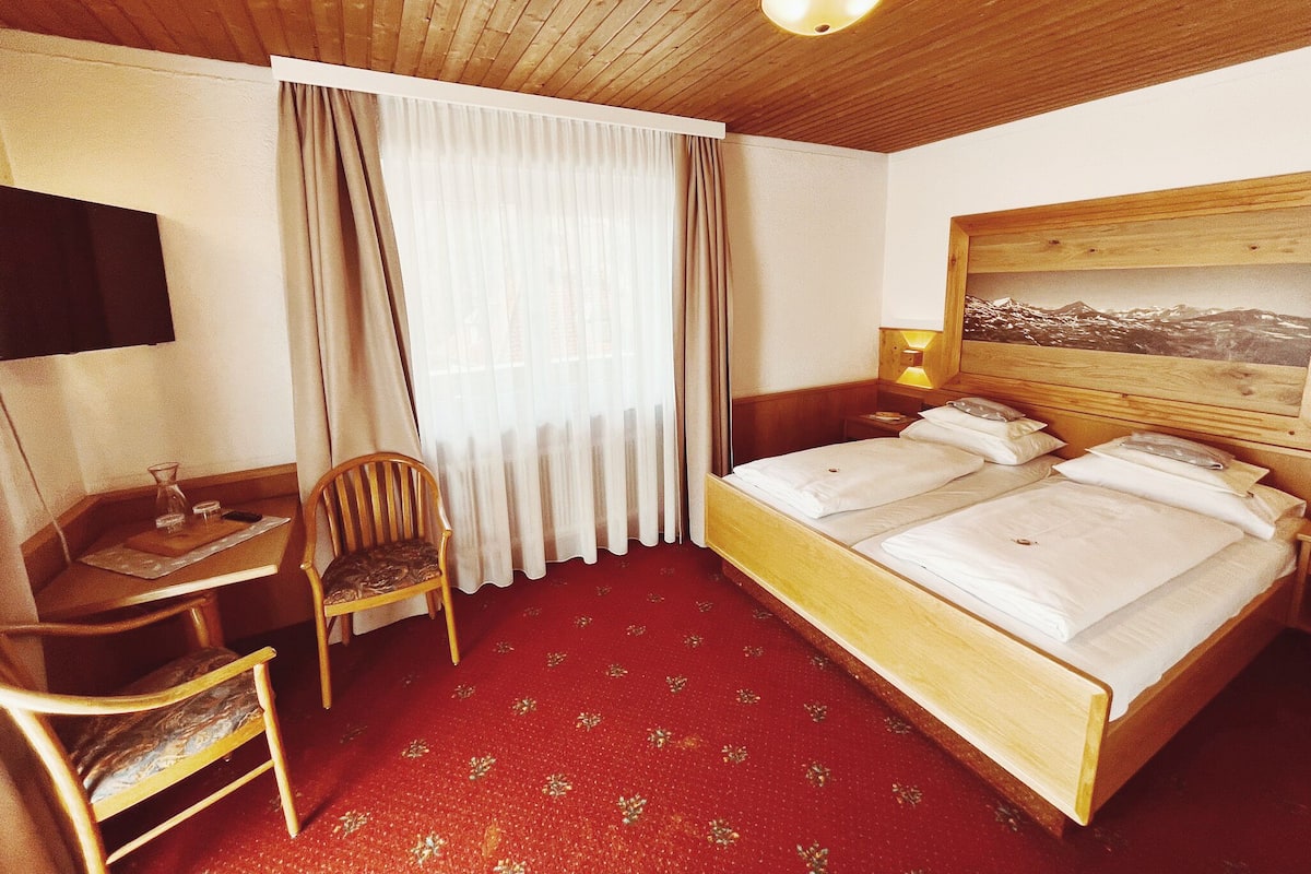 Quarto casal standard, vista para a montanha | Roupas de cama premium, cofres nos quartos, individualmente mobiliados