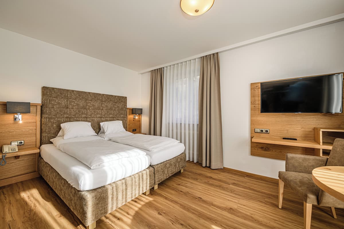 Quarto casal conforto, sacada, vista para a montanha | Roupas de cama premium, cofres nos quartos, individualmente mobiliados