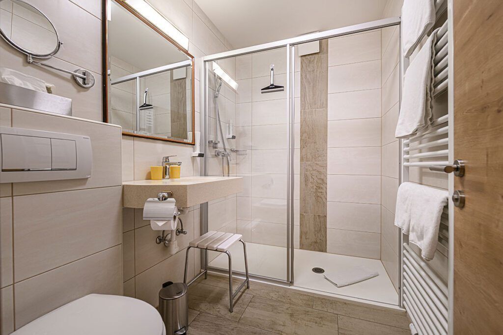 Un baño moderno con ducha, inodoro y lavabo.