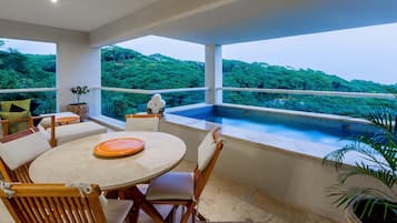 Suíte superior, piscina particular (Terrace) | 1 quarto, edredons de pluma, frigobar (abastecido com itens grátis)