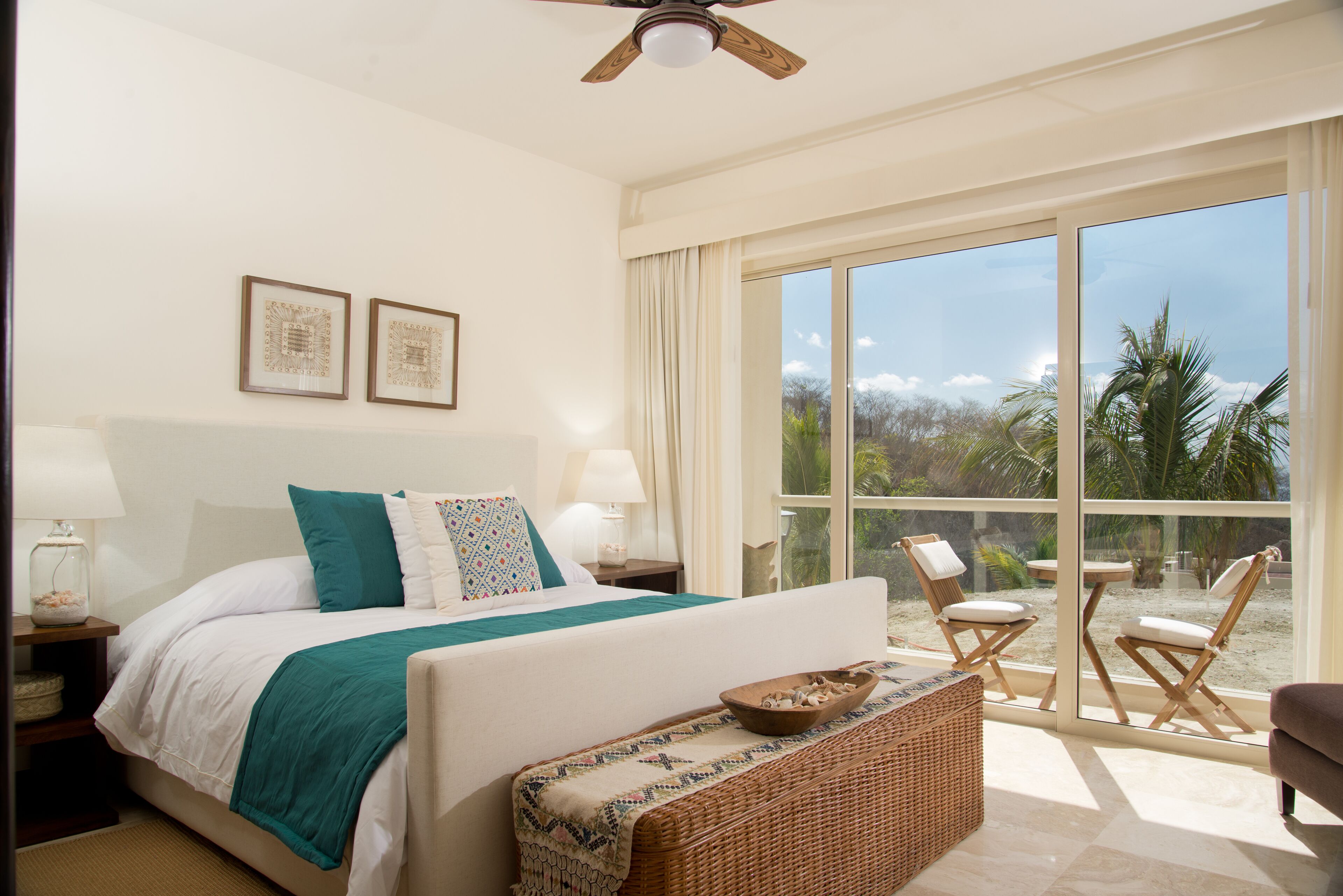 Suite superior, piscina privada (Terrace) | Zona de estar | Televisión de pantalla plana de 32 pulgadas con canales por cable