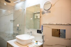 Hair dryer, towels - Hotel Meraden Opus (Anjuna)