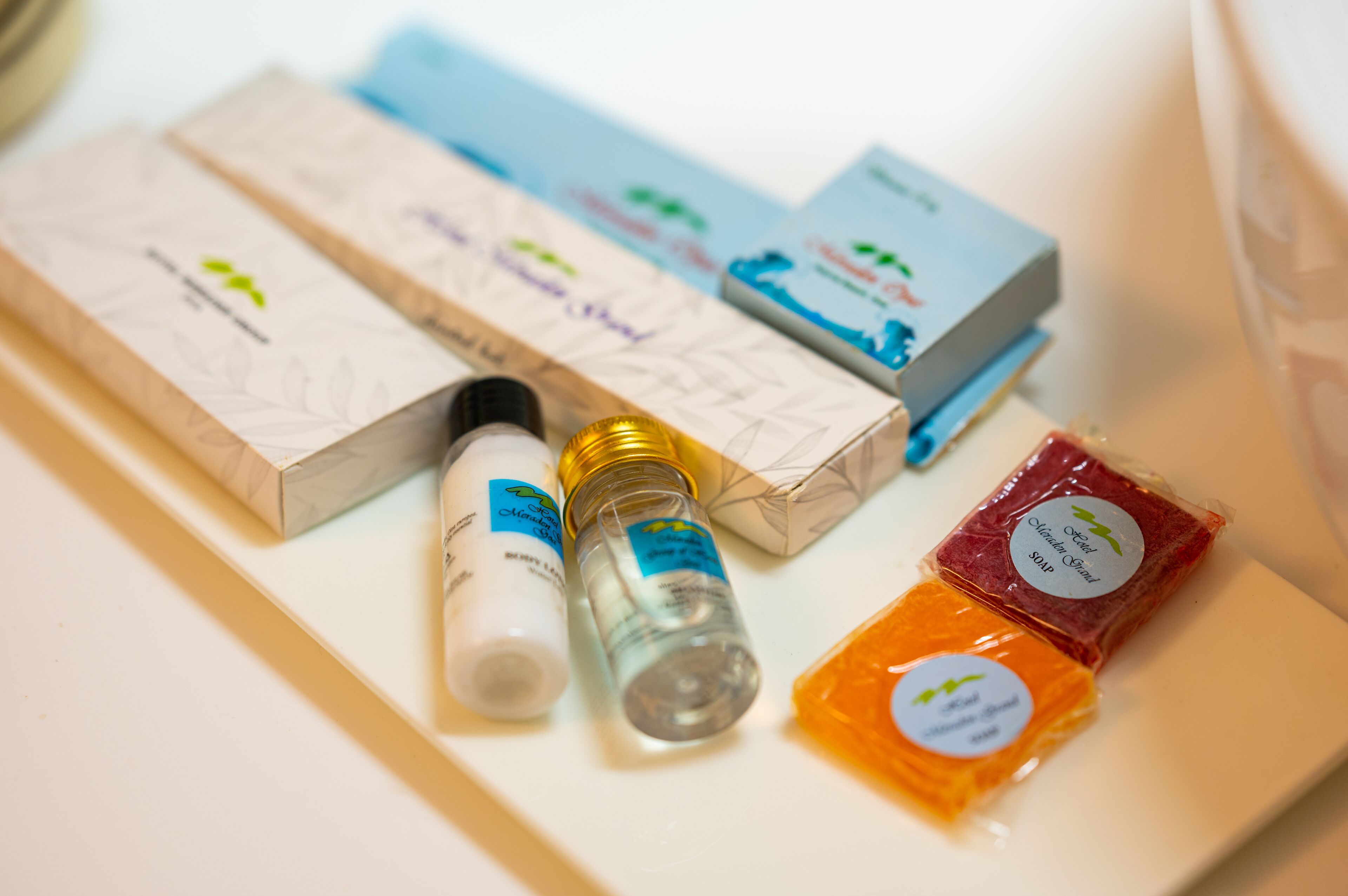 Variedad de productos envasados, incluyendo cajas, botellas y frascos, sobre una mesa.