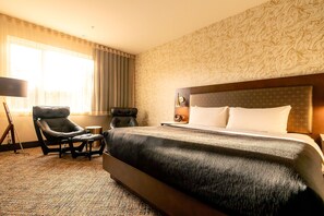 ルーム キングベッド 1 台 (Zed King Bed) | 高級寝具、遮光カーテン、WiFi (無料)、ベッドシーツ