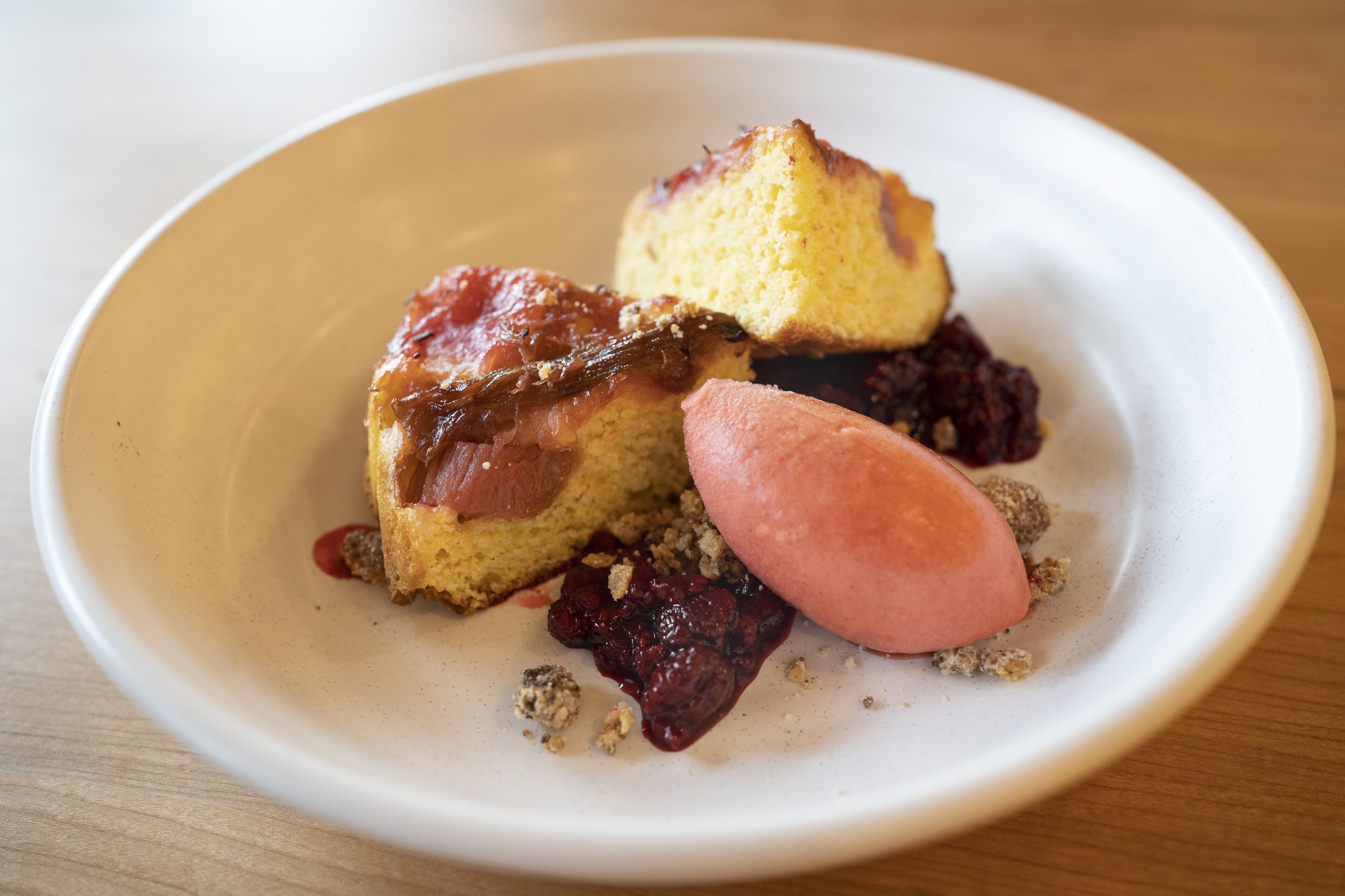 Ein Teller mit Kuchenstück und einer Kugel Eis.