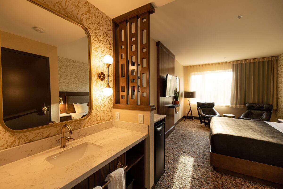 shower, rainfall showerhead, free toiletries, hair dryer