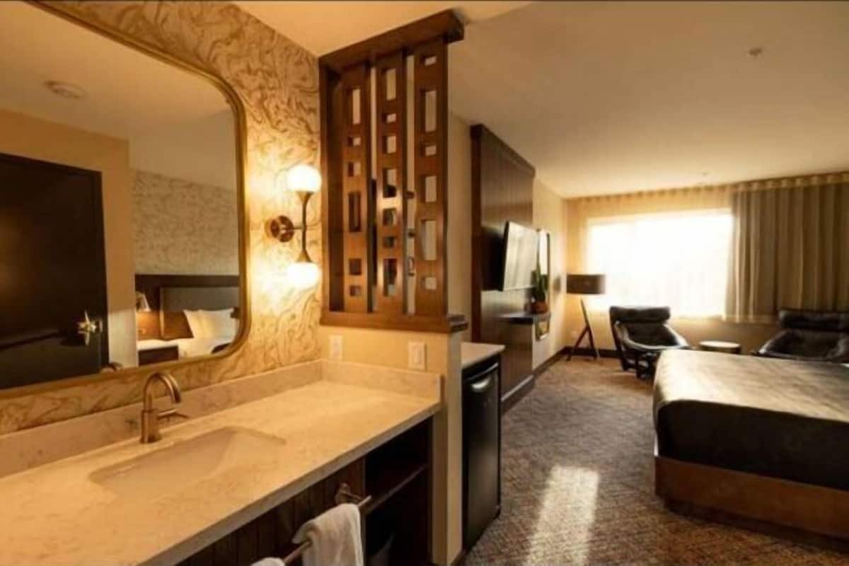 Premium bedding, blackout drapes, free WiFi, bed sheets