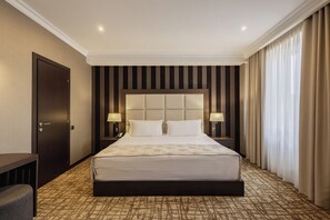 Minibar, caja de seguridad en la habitación y decoración personalizada 