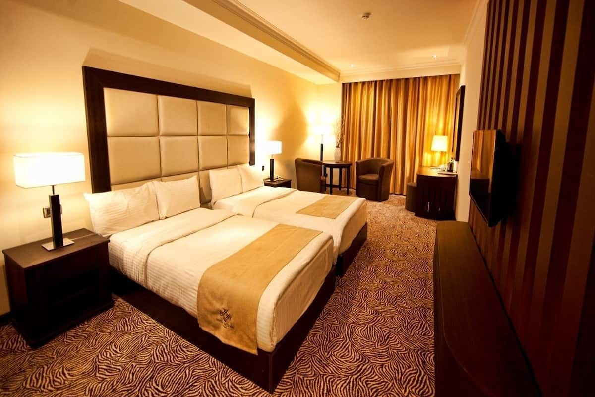 ميني بار وخزنة داخل الغرفة وبديكورات فريدة لكل غرفة وطراز فريد لكل وحدة