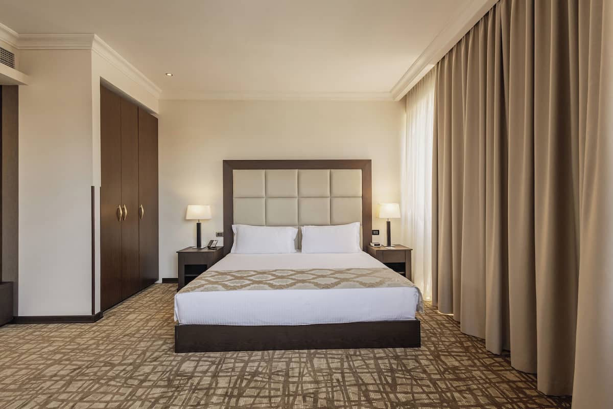 Studio (Corner) | 1 bedroom, minibar, in-room safe, individually decorated