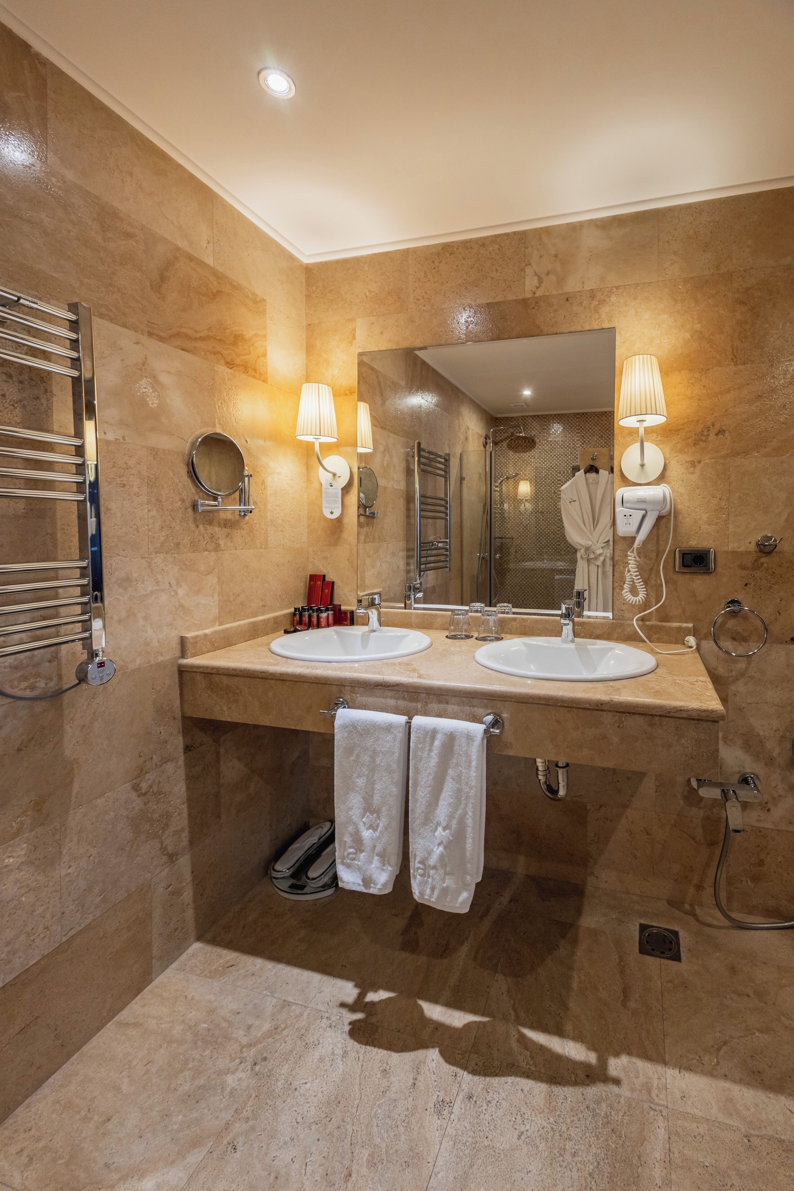 Senior Suite | Bathroom