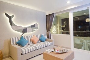 Two-bedroom Suite with Spa Bath | Coin séjour | Télévision LCD de 32 pouces avec chaßnes par cùble, télévision