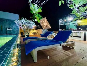 Kolam renang outdoor, dengan cabana gratis dan payung kolam renang