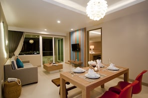 Two-bedroom Suite with Spa Bath | Restauration dans la chambre