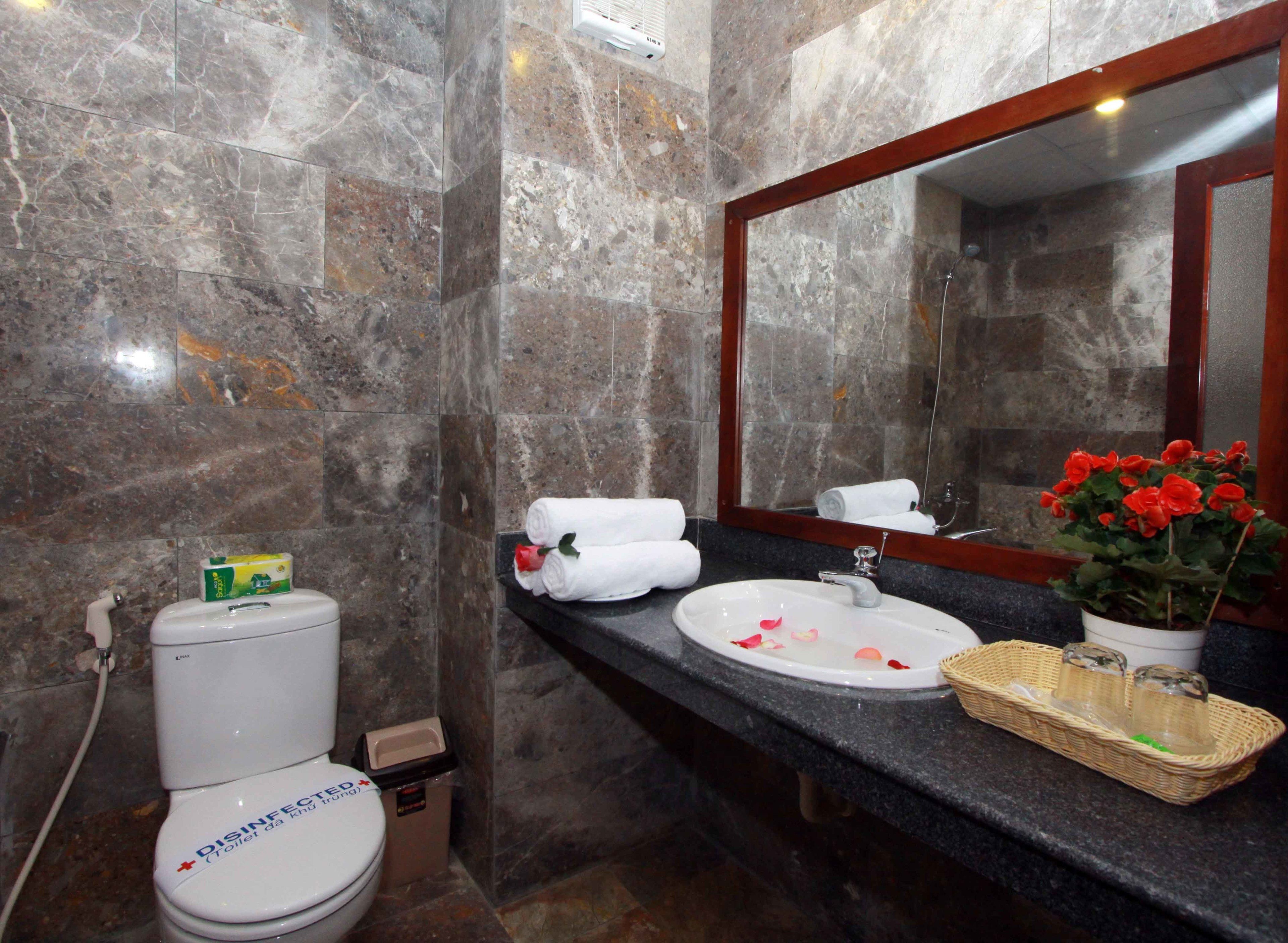 shower, hydromassage showerhead, free toiletries, hair dryer