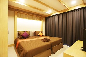 Family Suite Connecting room | Caja de seguridad en la habitación y espacio para trabajar con laptop 