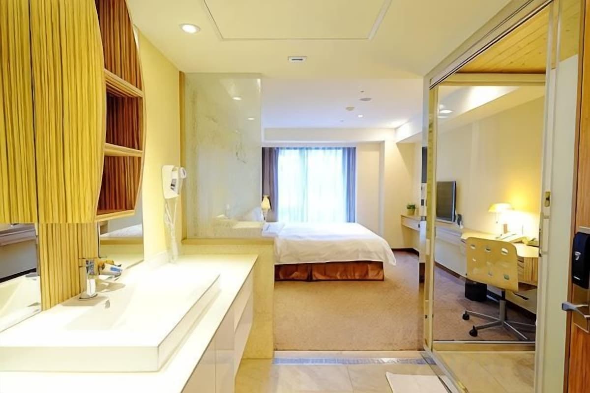 Couette en duvet, bureau, rideaux d’obscurcissement