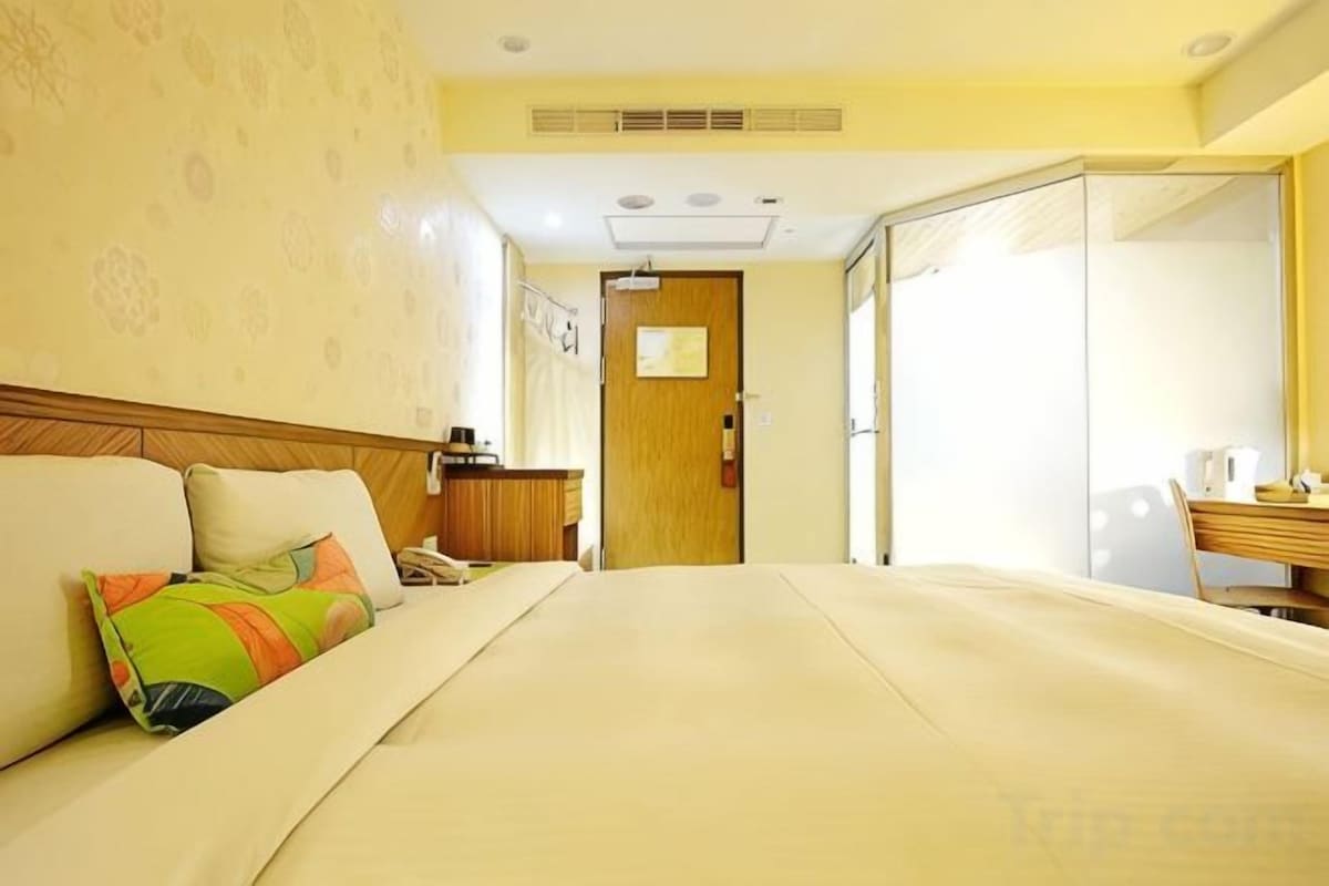 Couette en duvet, bureau, rideaux d’obscurcissement