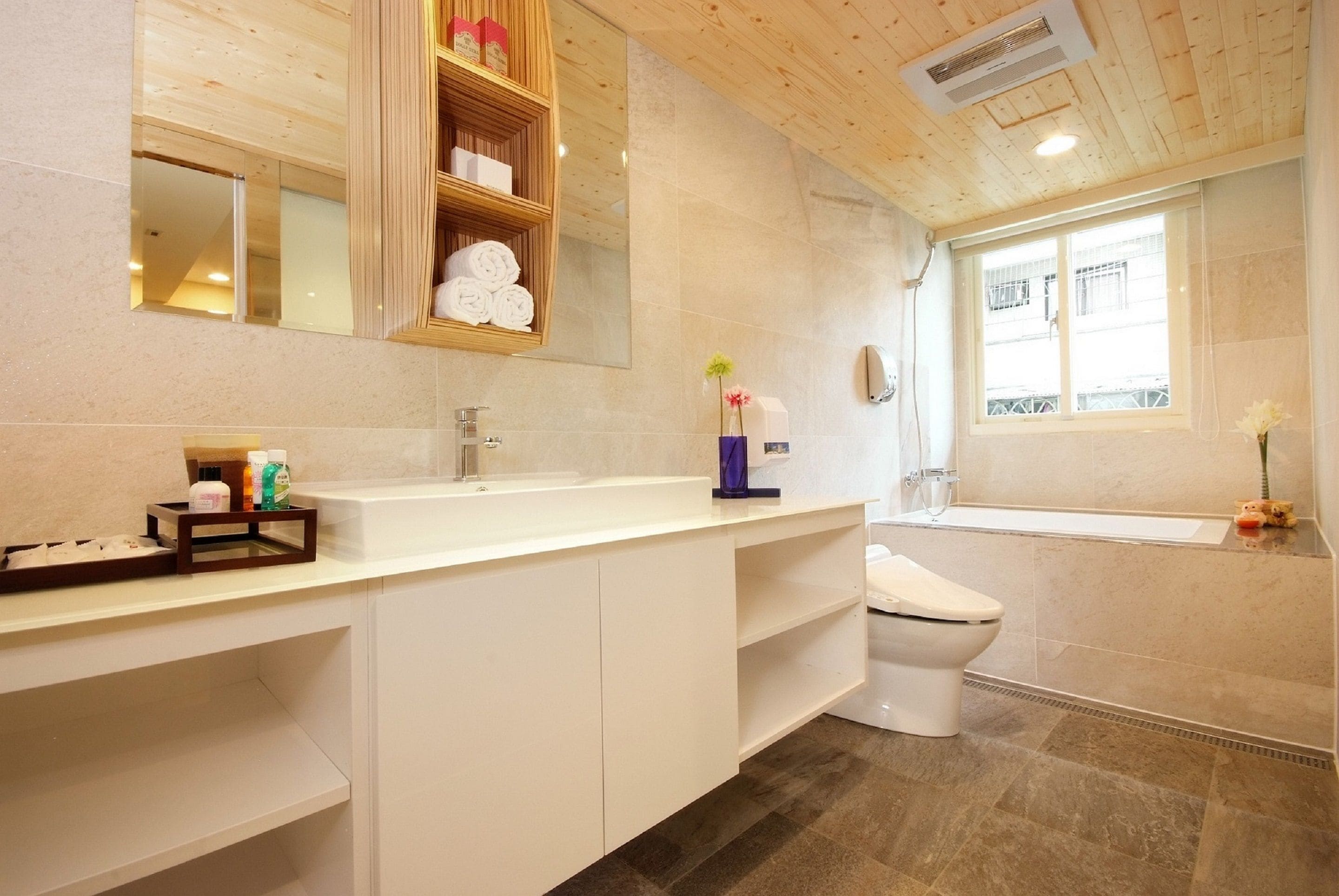 Deluxe Double Room (VIP Room) | Bathroom | Combined shower/tub, deep soaking tub, hair dryer, bidet