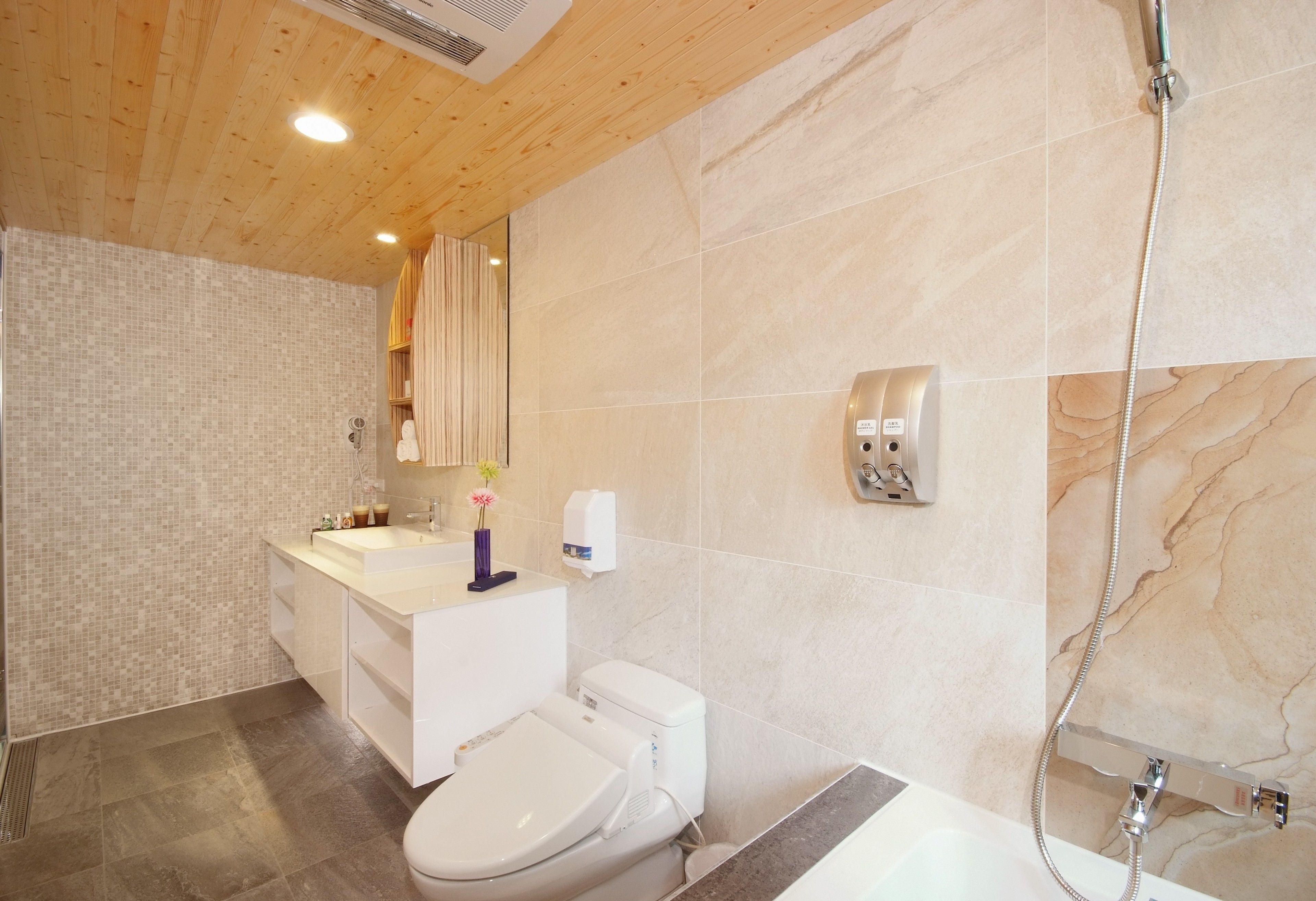 deluxe double room (vip room) | bathroom | combined shower/bathtub, deep-soaking bathtub, hair dryer, slippers