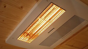 A ceiling with a radiant heating panel and a ventilation grille. - Nagahiro Hotel (Taipei)