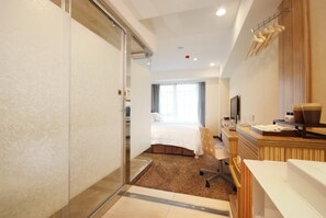 スタンダード ルーム シングルベッド 2 台 | 羽毛の掛け布団、デスク、遮光カーテン、アイロン / アイロン台