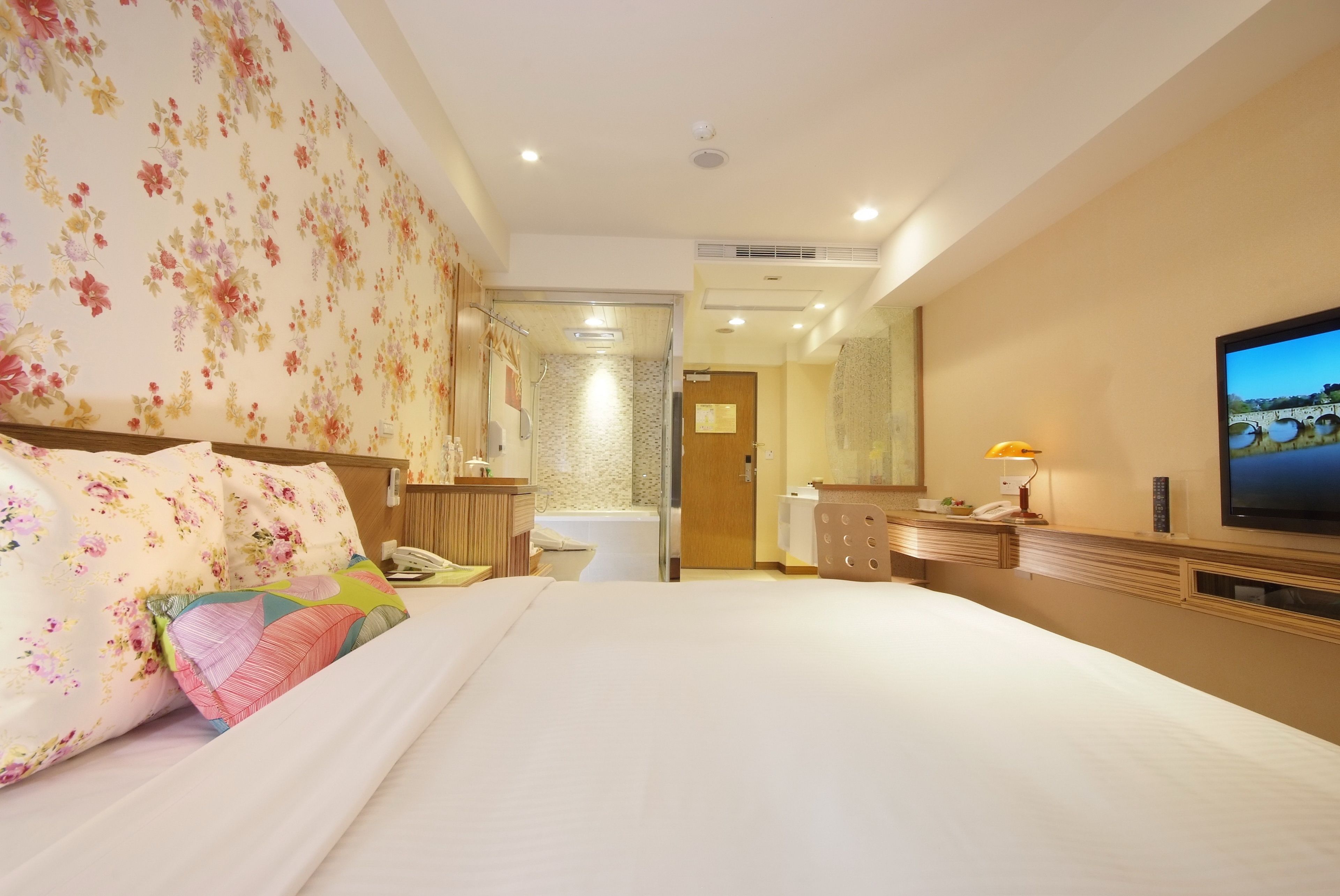 standard double room | down duvets, in-room safe, desk, blackout curtains