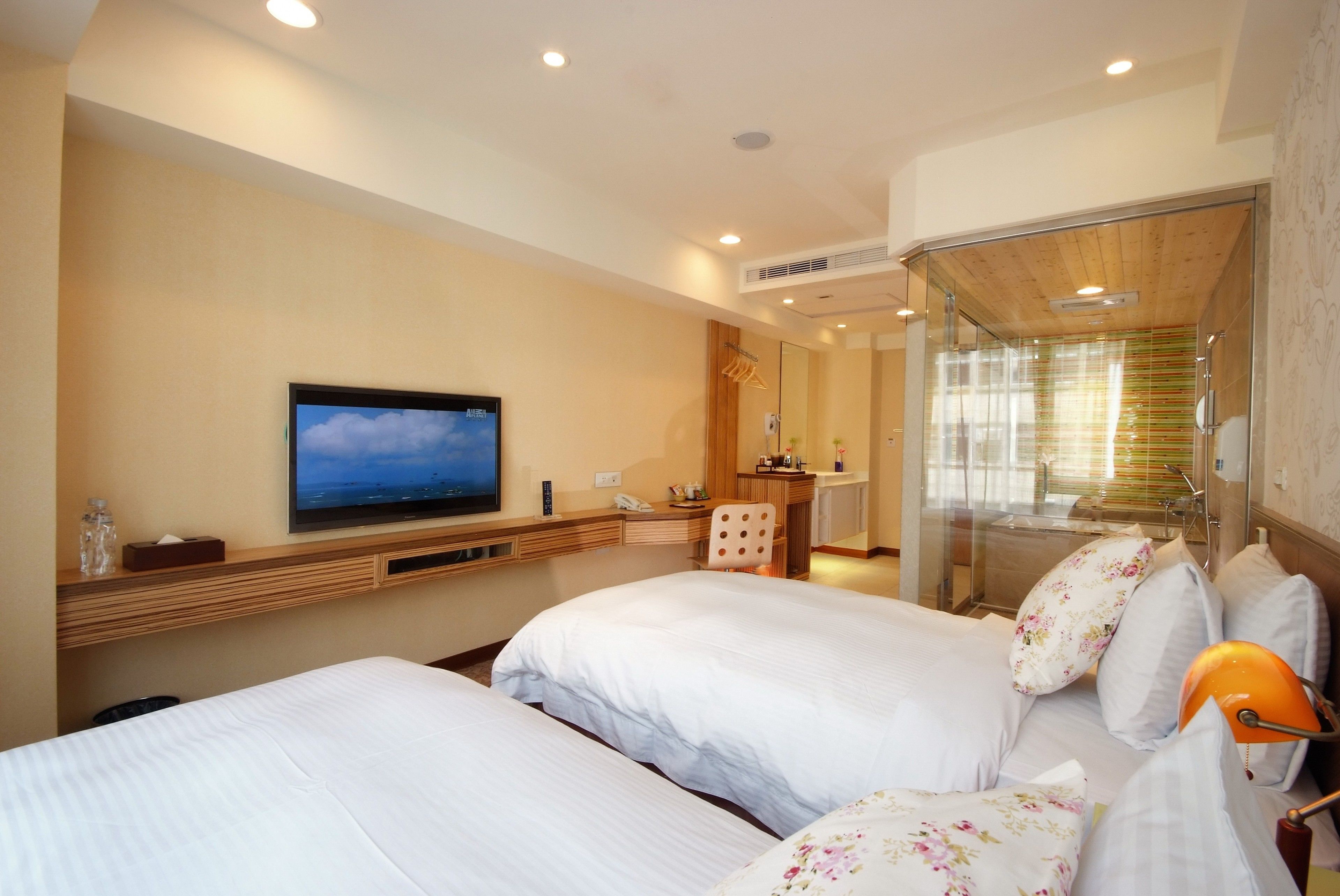 standard room, 2 single beds | down duvets, in-room safe, desk, blackout curtains