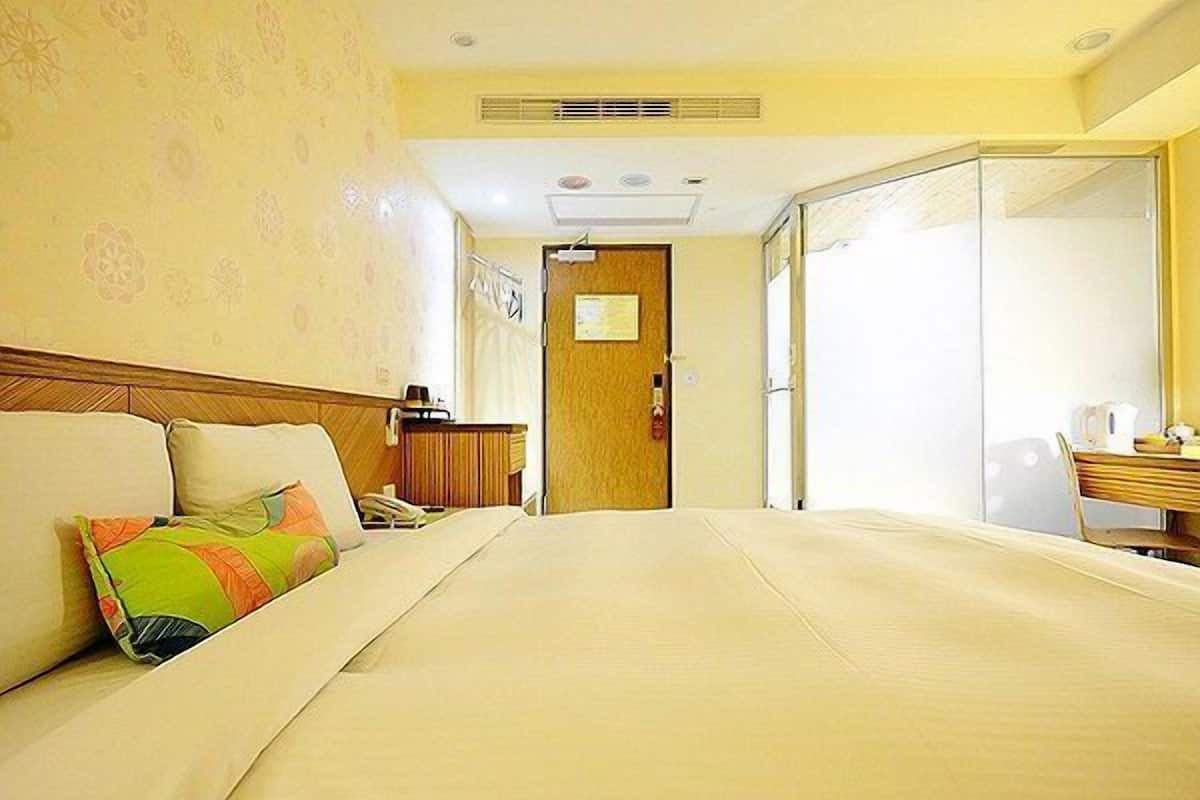 Down duvets, in-room safe, desk, blackout curtains