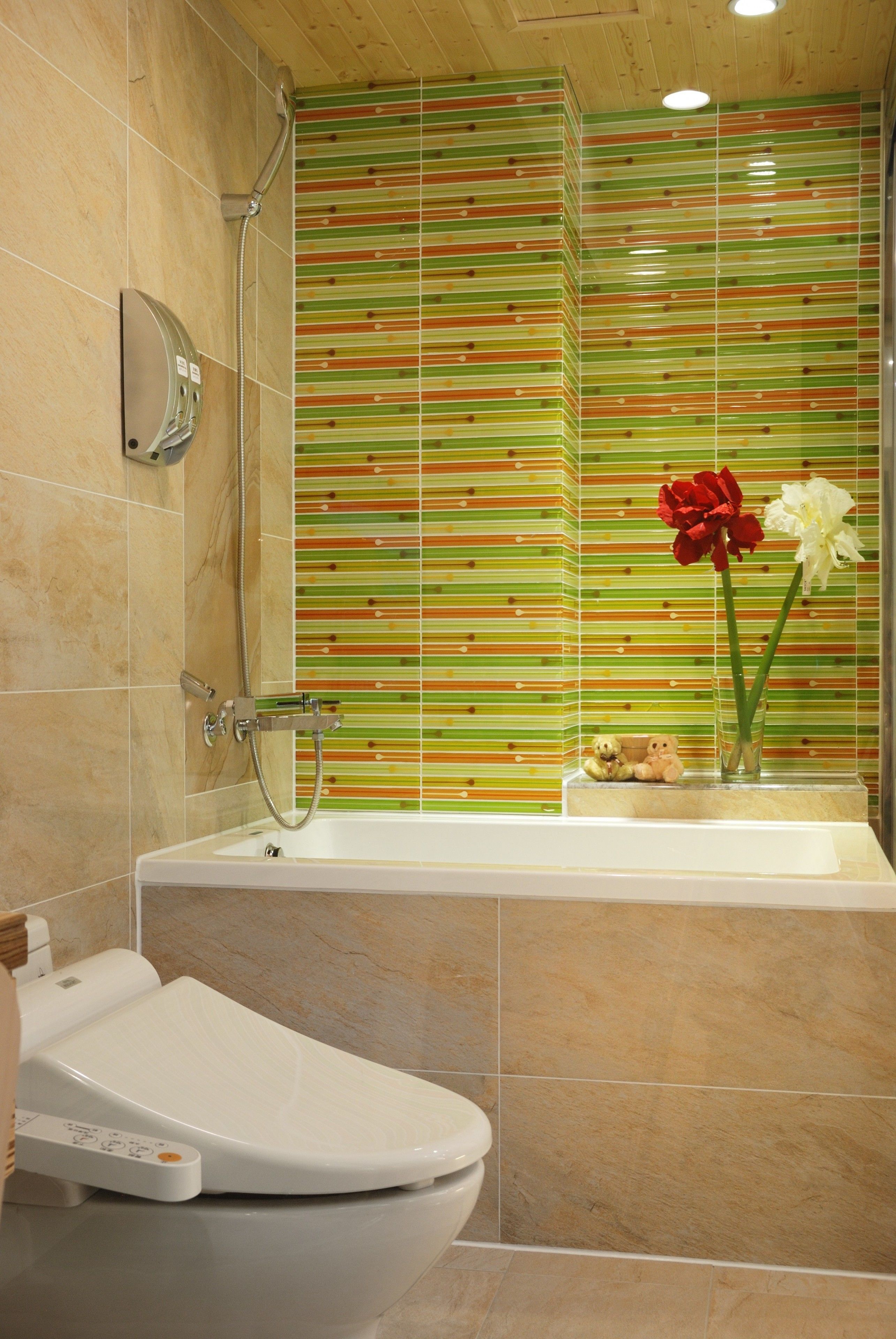 combined shower/bathtub, deep-soaking bathtub, hair dryer, slippers