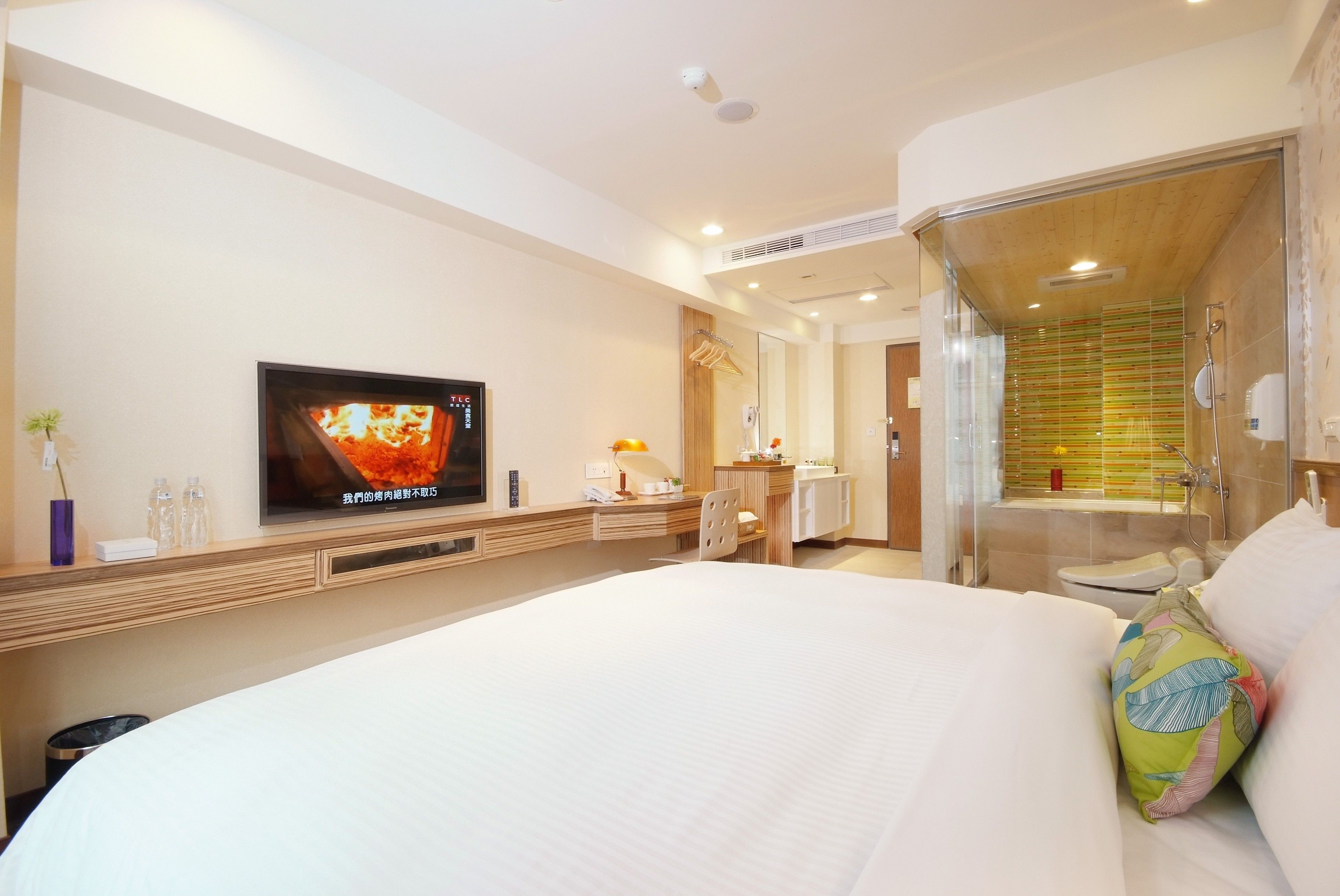 standard double room | down duvets, in-room safe, desk, blackout curtains