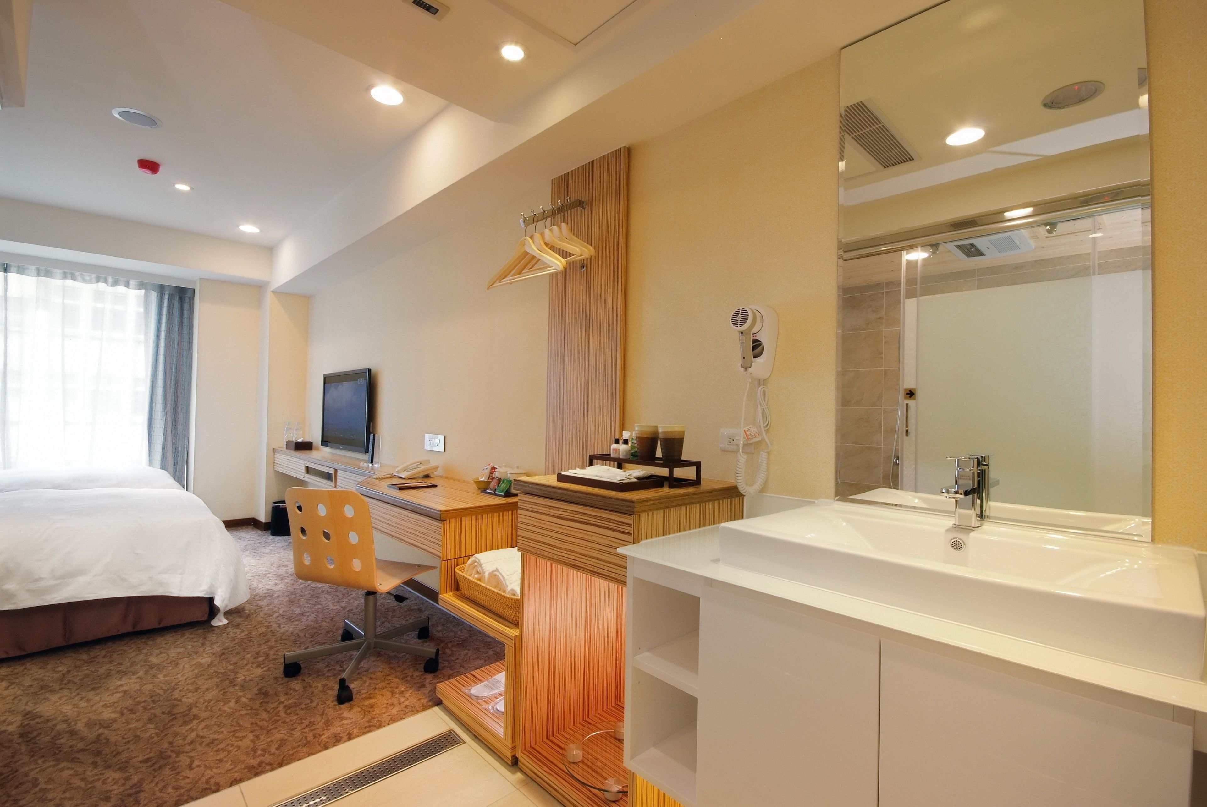 standard room, 2 single beds | down duvets, in-room safe, desk, blackout curtains