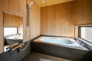 Traditional-Haus, 2 Schlafzimmer, Küche, Gartenblick | Badezimmer