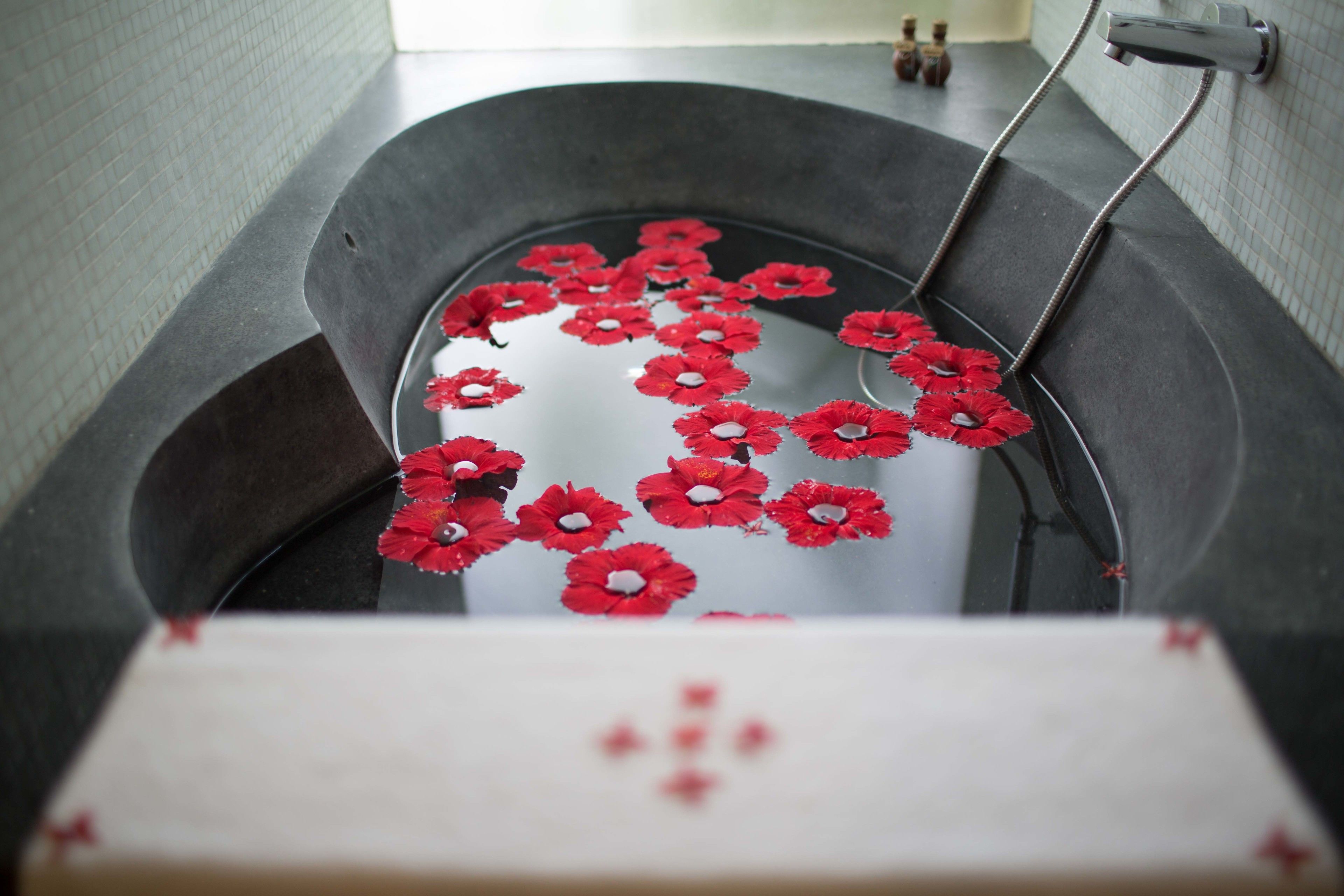 deep-soaking bathtub