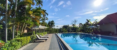 Kolam renang outdoor, dengan kursi berjemur