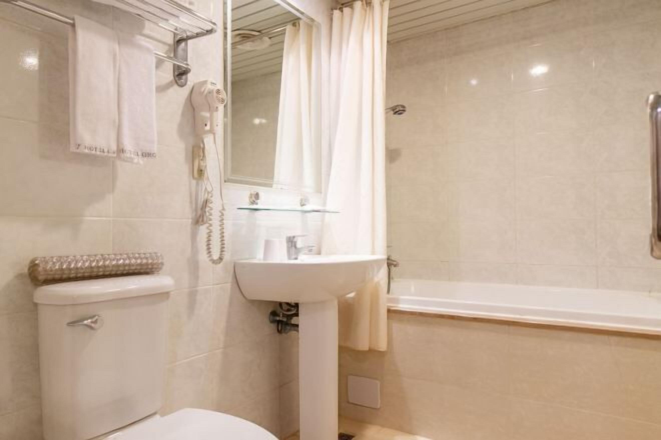 Separate bathtub and shower, deep-soaking bathtub, free toiletries