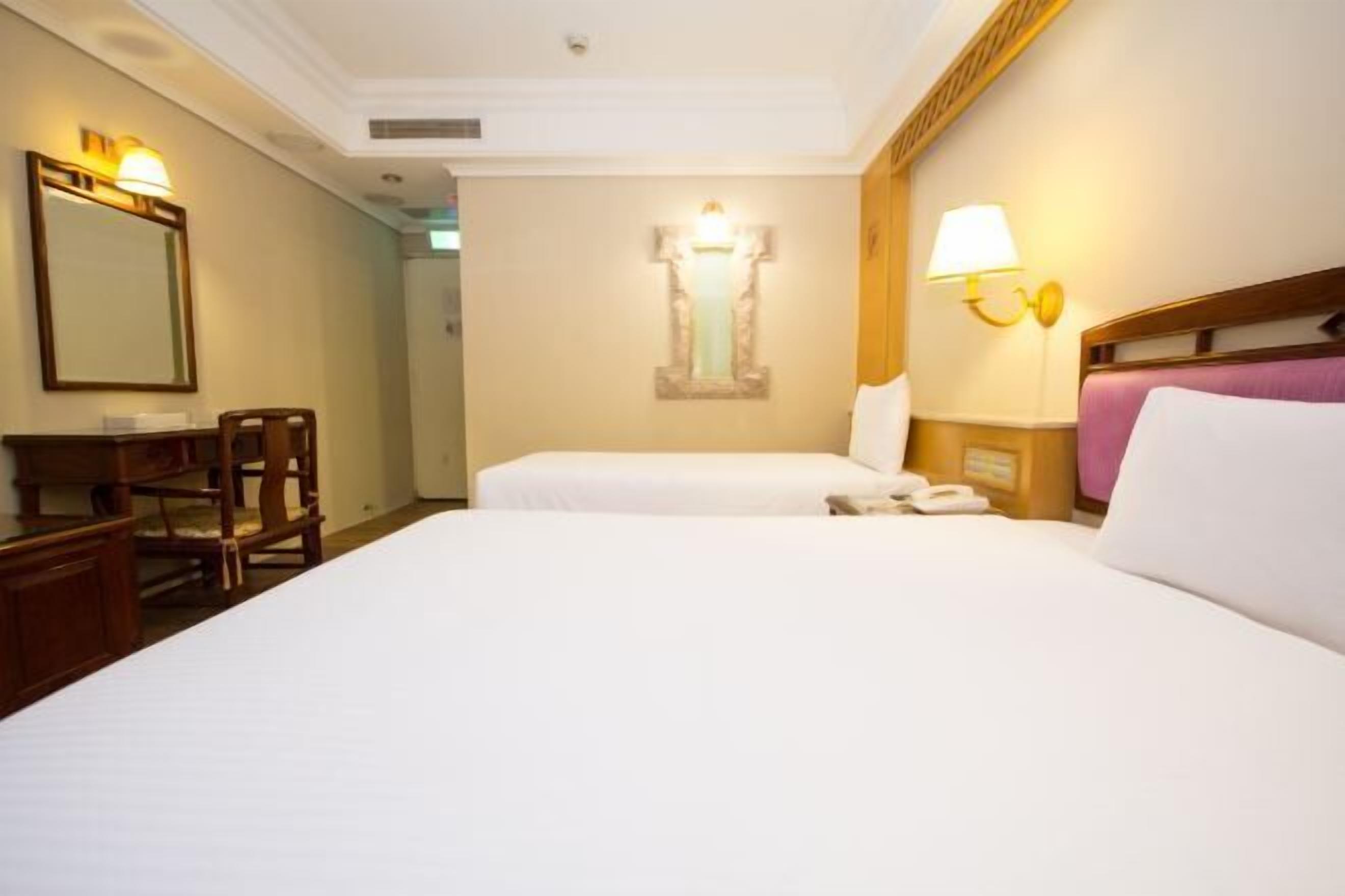 Free minibar, desk, laptop workspace, blackout curtains