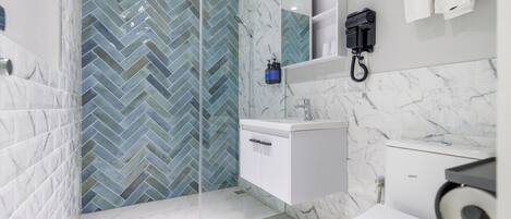 Senior Room | Bathroom | Separate tub and shower, deep soaking tub, free toiletries, hair dryer