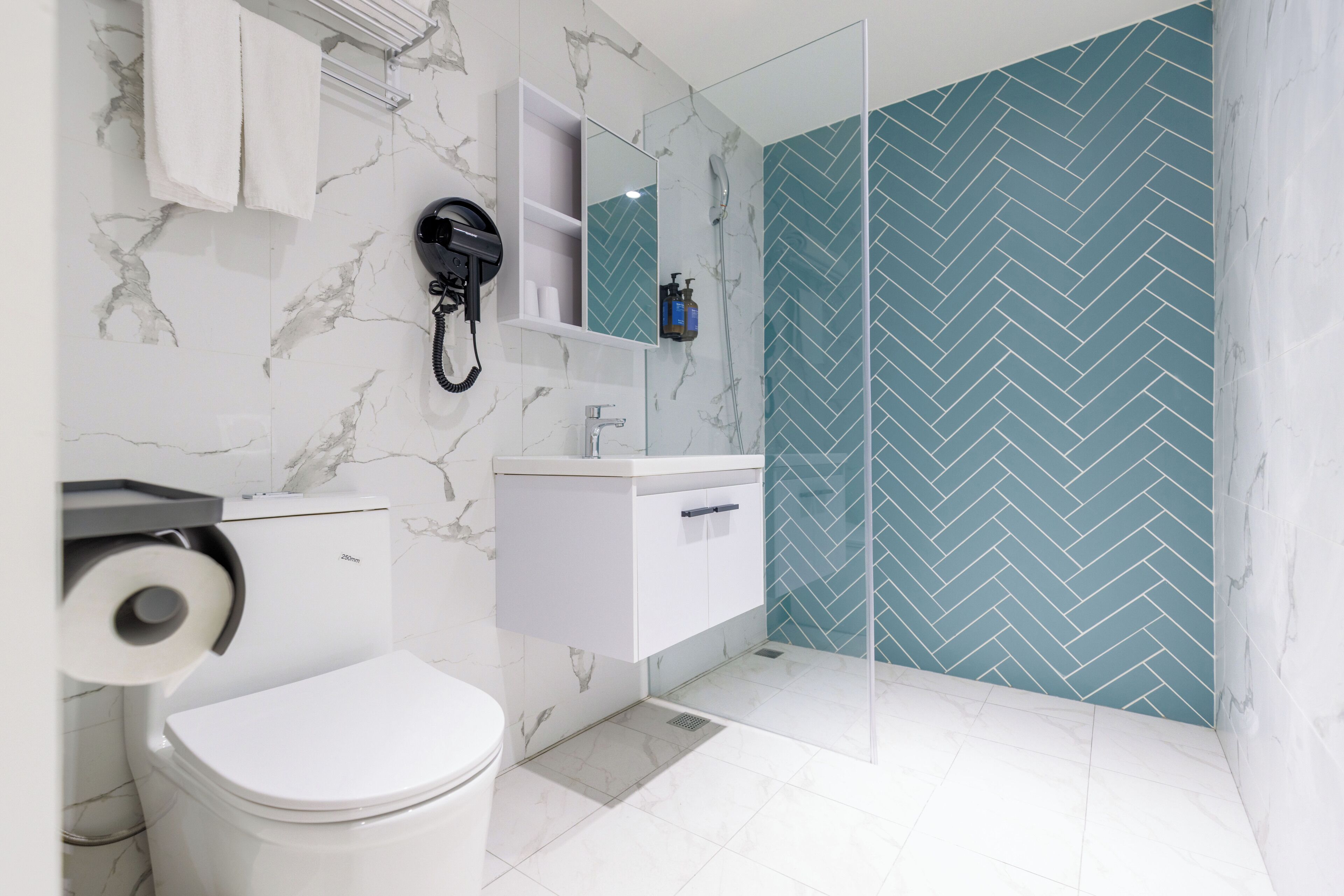 Senior Room | Bathroom | Separate tub and shower, deep soaking tub, free toiletries, hair dryer