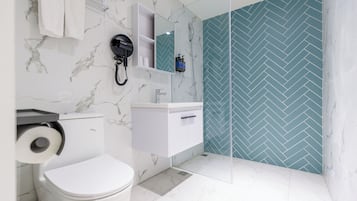 Senior Room | Bathroom | Separate tub and shower, deep soaking tub, free toiletries, hair dryer